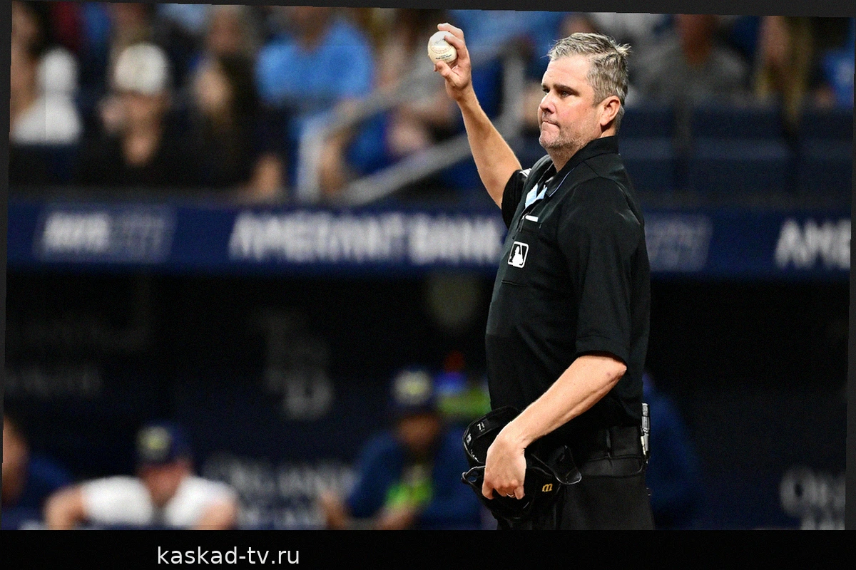 Судья MLB Джордан Бейкер получил удар в маску от отскочившего мяча, отправлен на протокол при сотрясении после ухода с поля